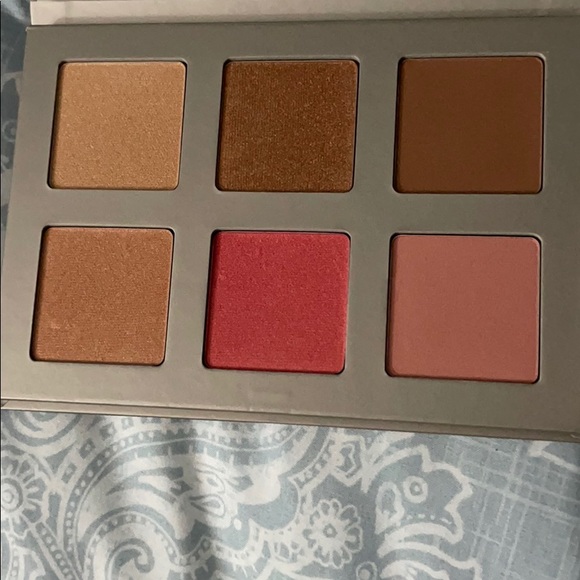 ICONIC LONDON
Blaze Chaser Face Palette - Picture 4 of 6